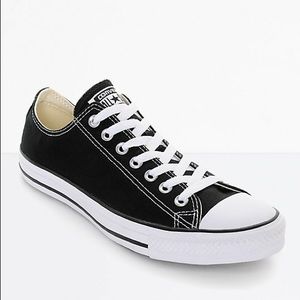 Black converse! Mens: size 7 Women size 9
